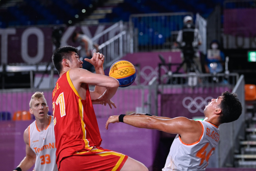 库里正式超越乔丹，勇士却惨遭老鹰痛击，科尔赛后依旧强硬回避责任